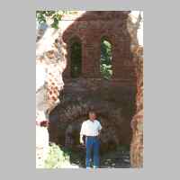 022-1103 Goldbach im Juli 1994. Harry Schlisio in der Ruine des Glockenturmes der Goldbacher Kirche.jpg